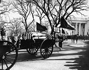 El ataúd de Kennedy parte de la Casa Blanca.