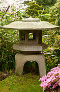 Фонарь в японском саду 1.jpg