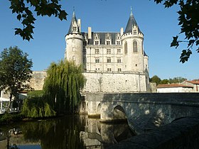 Le château de la Rochefoucauld surplombant la Tardoire