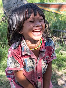 Photographie d'une fille exprimant sa joie.