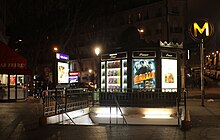 Eingang auf der Place du Château Rouge bei Nacht