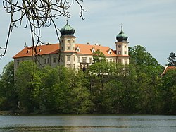 Pohled na zámek a část zámeckého rybníka