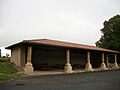 À l'entrée du sanctuaire de Notre-Dame de Garaison, un abri du pèlerin construit en 1560 et restauré en 2004 avec l'aide de l'Union européenne.