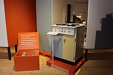 Im Vordergrund ein Elektroherd aus den 1960er-Jahren, im Hintergrund ein Holzherd.