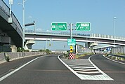 本線（上り）から数えて3回目の分岐で出口ランプウェイ（左）に到達する。