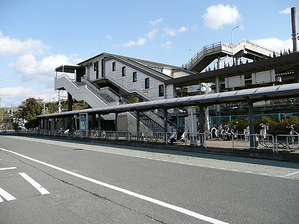 600px-Narayama_Station_west_entrance.jpg