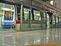 Kereta api Alstom Metropolis C751A melewati Stasiun MRT Hougang, Singapura.