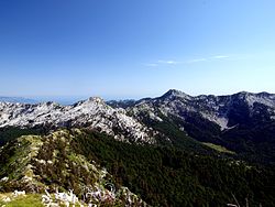 Orjen od severu, zprava vrcholy Zubacki kabao (1895 m) a Vucji zub (1805 m)