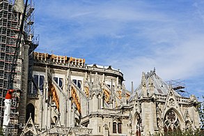 La catedral en agosto de 2019. Los contrafuertes han sido reforzados con soportes de madera.