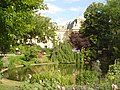 Giardinetto du Temple a Parigi (sullo sfondo il palazzo municipale del 'III arrondissement di Parigi)