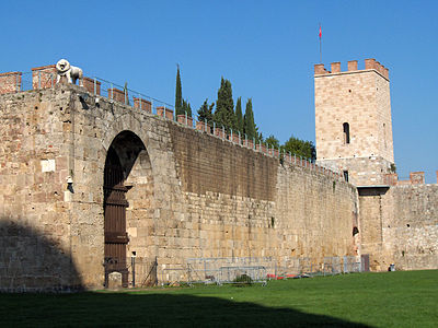 Les murailles près de la Torre di Santa Maria côté cité