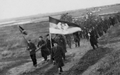 Четници негде у емиграцији непосредно по крају рата, носе заставу Краљевине Црне Горе