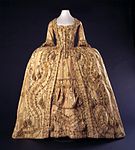 Robe à la francaise. Slutlig version: figurnära liv utom på baksidan, öppen på framsidan. 1740-70.