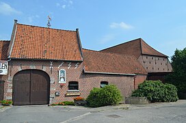 Poortgebouw gedateerd van 1735 en schuur.