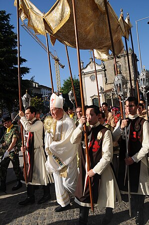 Biskop i sakramentsprosesjon, Braga i Portugal, 2012