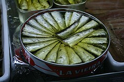 250px-Sardinas_en_Aceite-Madrid.jpg