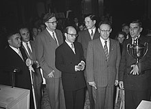 Церемонија на доделување на наградите на Шаховската олимпијада во 1954 година. Лево-десно: Котов, Гелер, Смислов, Бронштајн, Керес, Ботвиник и Бондаревски