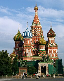 La cathédrale de l’Intercession de la Vierge (dédiée à Saint-Basile-le-Bienheureux) sur la place Rouge de Moscou (Russie). (définition réelle 500 × 630*)