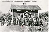 Huset vid Stenberget i Nyhammar. Nybo-Kalle (X) med sina patienter omkring 1908