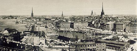År 1900 lät Hasse W. Tullberg trycka ett fotopanorama över Stockholm. Bilden består av fyra plåtar som är tagna från Katarinahissen.