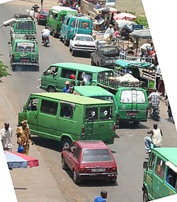 Taxi vans em Bamako