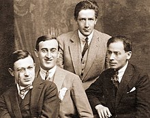 צילום מ-1915. מאקסי הוא השני משמאל, כשלצדו יושבים טריסטן צארה (בקצה השמאלי) ומימין - יון ויניה וז'אק קוסטין