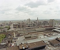 Hoog Catharijne 1980 vanuit het toenmalige Holiday Inn Hotel, sinds 2001 het NH-hotel, met het station, taxiplatform, stadsbusstation en buitenzijde van het Gildenkwartier (linksmidden) en Radboudkwartier middenin de foto). De kantoortoren rechts is de Katreinetoren: links daarvan zijn de stationshal en daarboven daarvan de stationstraverse uit 1973 (van Hoog Catharijne) te zien (beide met rode dakplinten). Vanuit de Katreinetoren start de andere traverse in bajonetvorm: de stationstraverse uit 1969 (van de NS), en na de knik de Jaarbeurstraverse (eindigt rechts-midden op de foto).