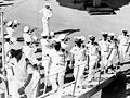 艦船に乗り込む海軍士官。(1971年1月1日)