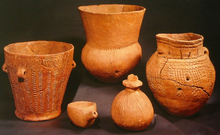 Photographie en couleurs d'objets archéologiques faits en céramique.