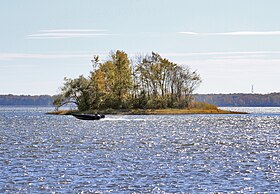 L'île Bouchard depuis la rive de Dorval en 2012.