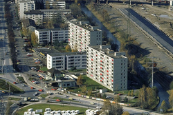 Arealüberbauung Überland – die Wohnsiedlung ist das erste quer stehende Gebäude mit vier Geschossen. Bild vom Dezember 1974, als die Autobahn A1 noch im Bau war.