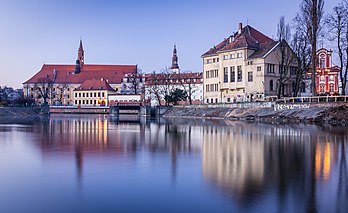 Vista da ilha Tamka em Breslávia (Wrocław), Polônia. Ao fundo, o edifício da Universidade de Breslávia e o Instituto Nacional Ossoliński (definição 4 384 × 2 686)