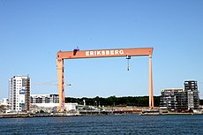 Eriksbergskranen är ett tydligt riktmärke för området. På båda sidor ligger bostadsområden färdigställda under 2000–2010-talen.