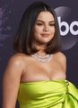 Selena Gomez interprète Alex Russo.