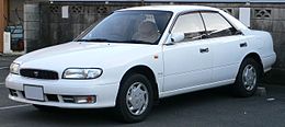 Una Nissan Bluebird decima serie versione berlina del 1991