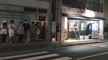 深夜に行列ができる吉祥寺店兼セントラルキッチン店（東京都武蔵野市吉祥寺東町2）