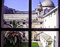 Il cortile interno, con la cupola di sfondo