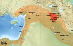 แผนที่แสดงใจกลางอัสซีเรียโบราณ (แดง) และจักรวรรดิอัสซีเรียใหม่ในช่วงสูงสุดเมื่อศตวรรษที่ 7 ก่อนคริสต์ศักราช (ส้ม)