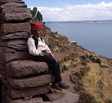 Octubre (1): Nen quítxua amb el vestit típic a l'Illa Taquile, situada al llac Titicaca. Recorda la indumentària tradicional catalana, sobretot la barretina