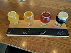 Beer Flight, mit vier ver­schie­denen Biersorten (hier zum Verkosten in einem Lokal)