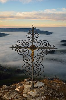 Cruz de ferro forjado na montanha Blassenstein (Baixa Áustria), com névoa sobre o Vale Erlauf e o Danúbio. (definição 4 000 × 6 000)