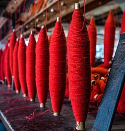 Bobines de fils de laine (musée des tisserands, à Bramsche). (définition réelle 3 298 × 3 436)