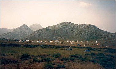 Cabañas tipi del movimiento Rainbow en 1987, Uvierzo, Genicera