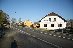 Střed obce s restaurací u Pecinů