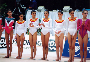 Estíbaliz (tercera a la derecha) con el conjunto español en el podio de 3 pelotas y 2 cintas en el Campeonato Europeo de Praga (1995).