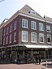 Pand, waarvan de benedenverdieping is samengetrokken tot winkel met de beganegrond van Choorstraat 3, en Hippolytusbuurt 28