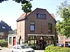 Bouwblok van cafe met bovenwoning en twee woonhuizen