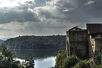 Замок на фоне озера
