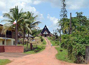 Une rue du village de Cacao (Guyane). (définition réelle 3 444 × 2 521)
