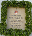 Gedenktafel am Geburtshaus von Papst Benedikt XVI. in Marktl mit viermal falschem Rund-s